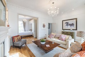 Living area - Royal Borough Refinement, by Veeve (London)
