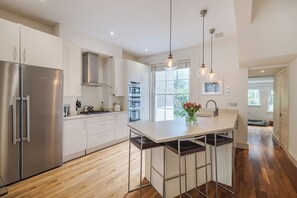 Private kitchen - Royal Borough Refinement, by Veeve (London)