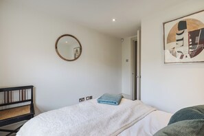 3 bedrooms, WiFi, bed sheets - Royal Borough Refinement, by Veeve (London)
