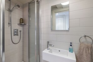 Dusche, Haartrockner, Handtücher