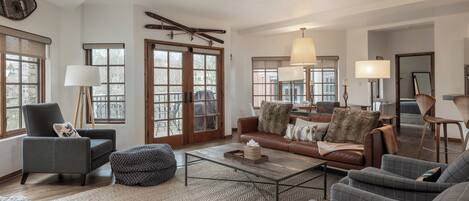 Smart TV, fireplace