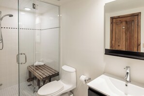 Dusche, Whirlpool, Haartrockner, Handtücher