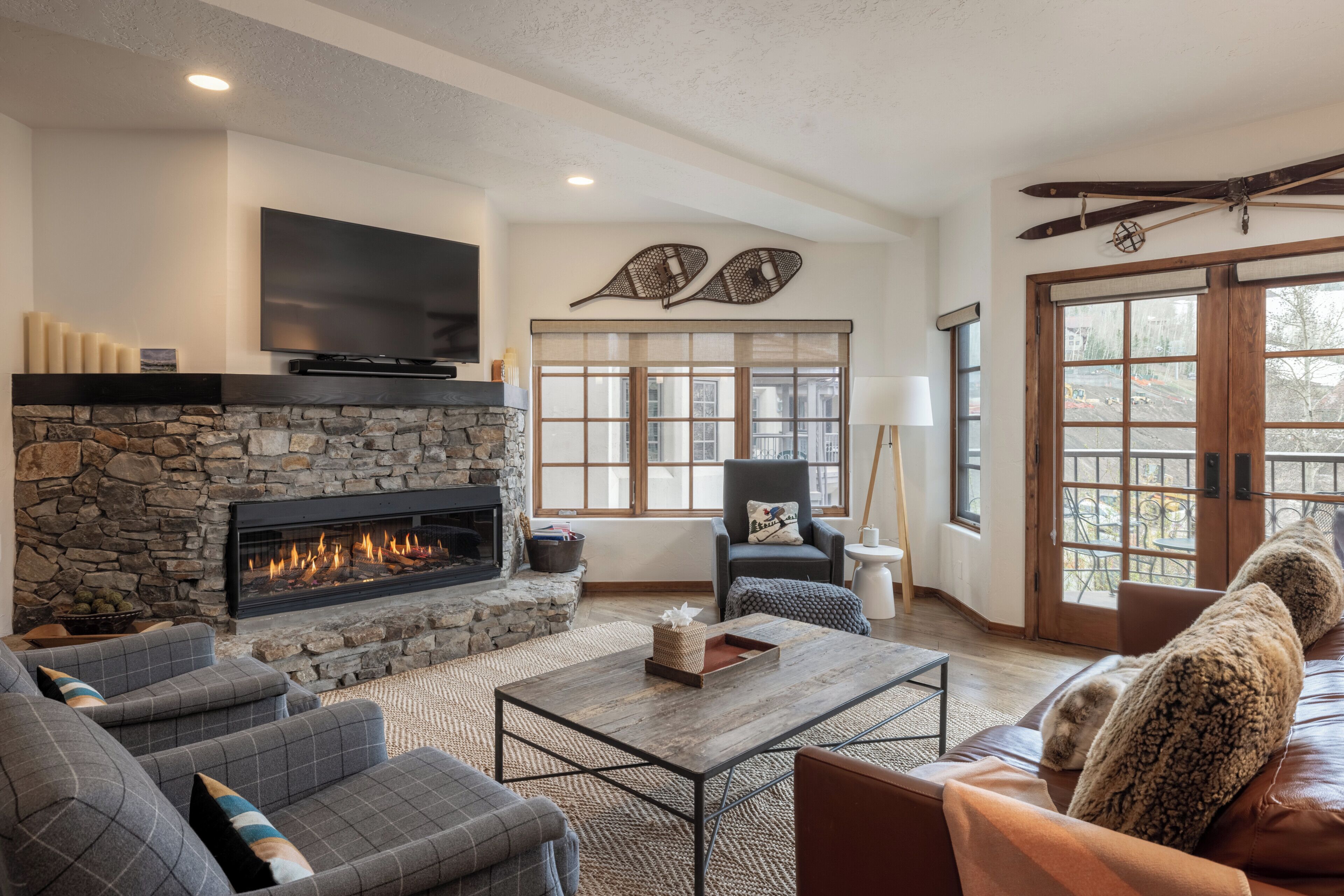 Smart TV, fireplace