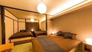 Habitación de hotel con dos camas, una zona de estar pequeña y un baño.