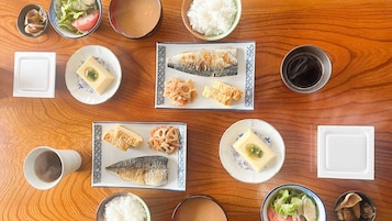 Comida y bebida