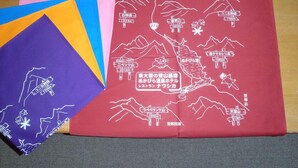 Un mapa con varios picos montañosos y sus altitudes, como 1932m y 1755m, sobre un fondo rojo.