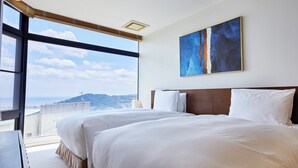 A hotel room with two beds, a large window, and a painting on the wall. - Glampetit Horizon (Atami)