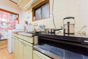 Fridge, microwave, stovetop, cookware/dishes/utensils