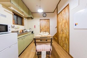 Fridge, microwave, stovetop, cookware/dishes/utensils