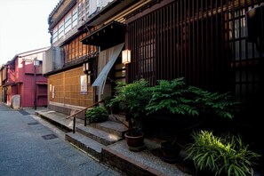 Exterior detail - Kazueya (Kanazawa)