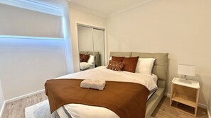 4 slaapkamers, een bureau, een strijkplank/strijkijzer, wifi