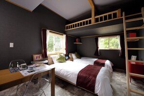 Ein Zimmer mit zwei Betten, einem Schreibtisch, einem Stuhl, einer Leiter und einem Fenster.
