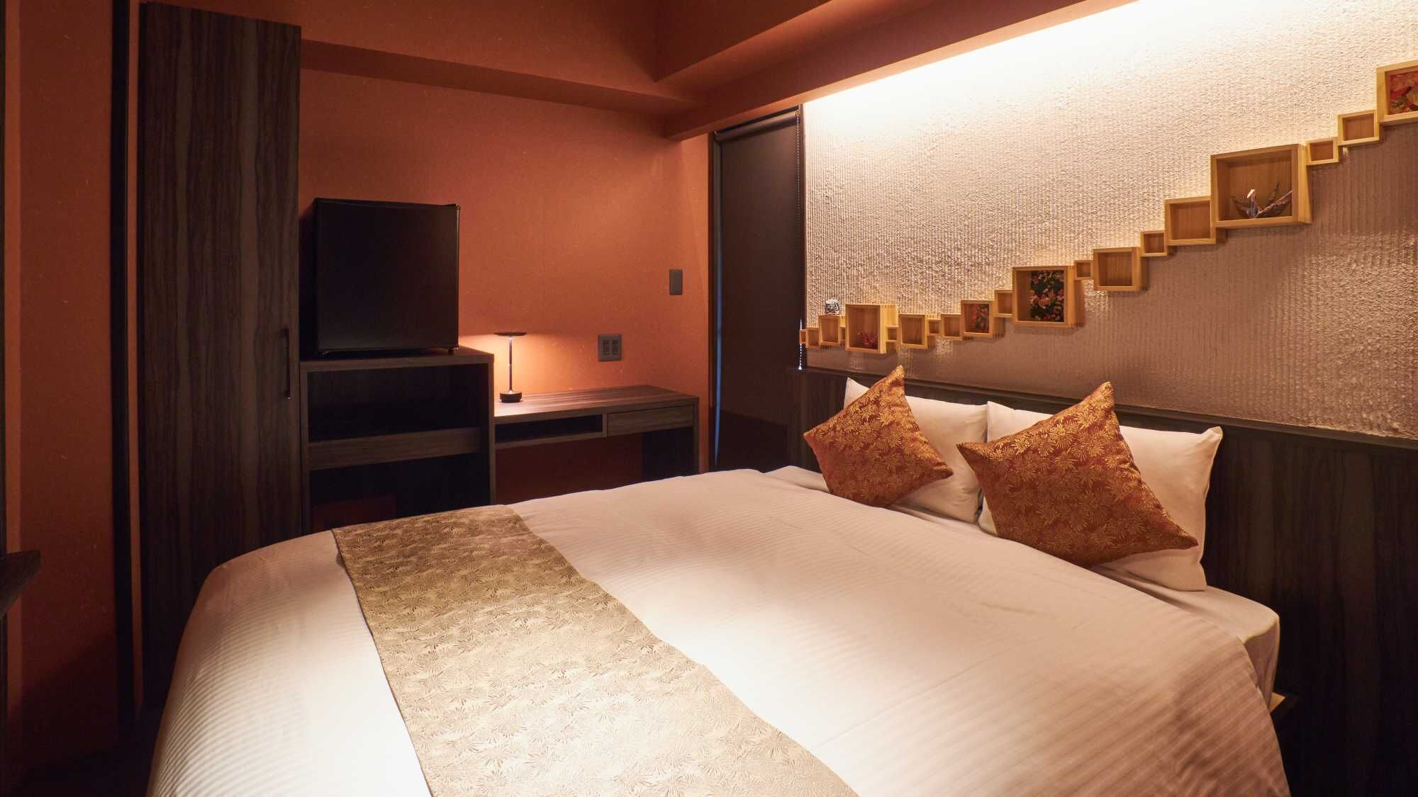 Una habitación de hotel con cama, escritorio, televisor y pared con textura y estantes de madera.