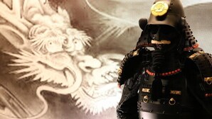 A figure in armor with a helmet and a shield, standing in front of a wall with a dragon design. - Satsukian (Kyoto)