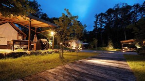 A campsite with a covered dining area, a tent, and a wooden walkway. - Glamorous Dining Tateshina The Camp (Chino)