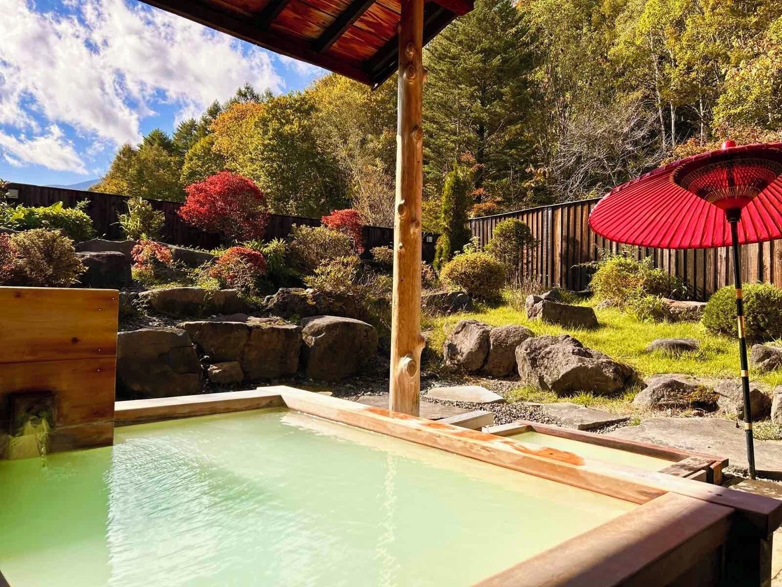 Bañera de hidromasaje al aire libre