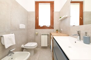 Doccia, asciugacapelli, bidet, asciugamani