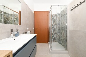 Shower, hair dryer, bidet, towels - MGH - Lugana Lake Apartment (Sirmione)