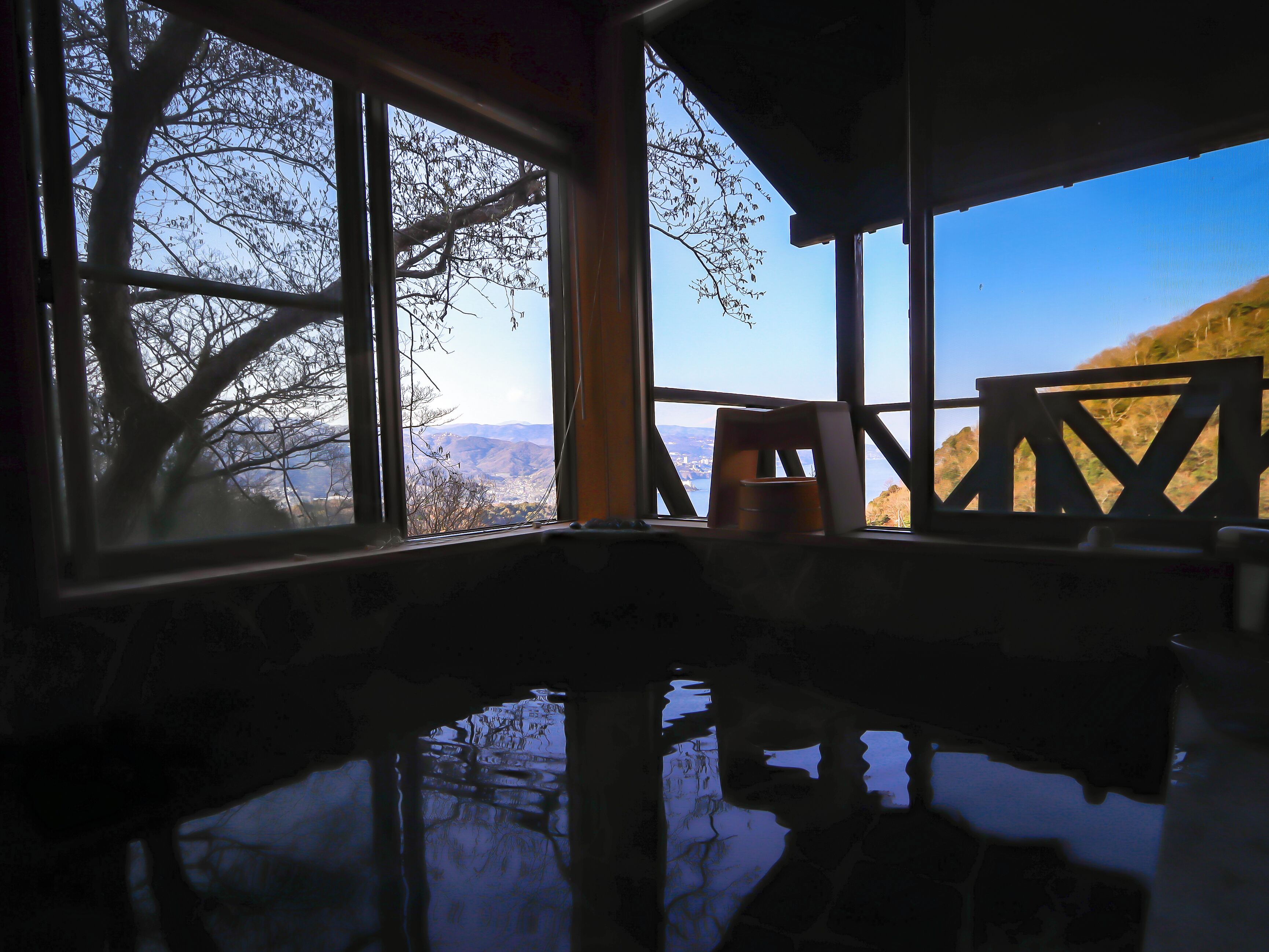 Una habitación con un amplio ventanal que ofrece vistas a un paisaje montañoso.
