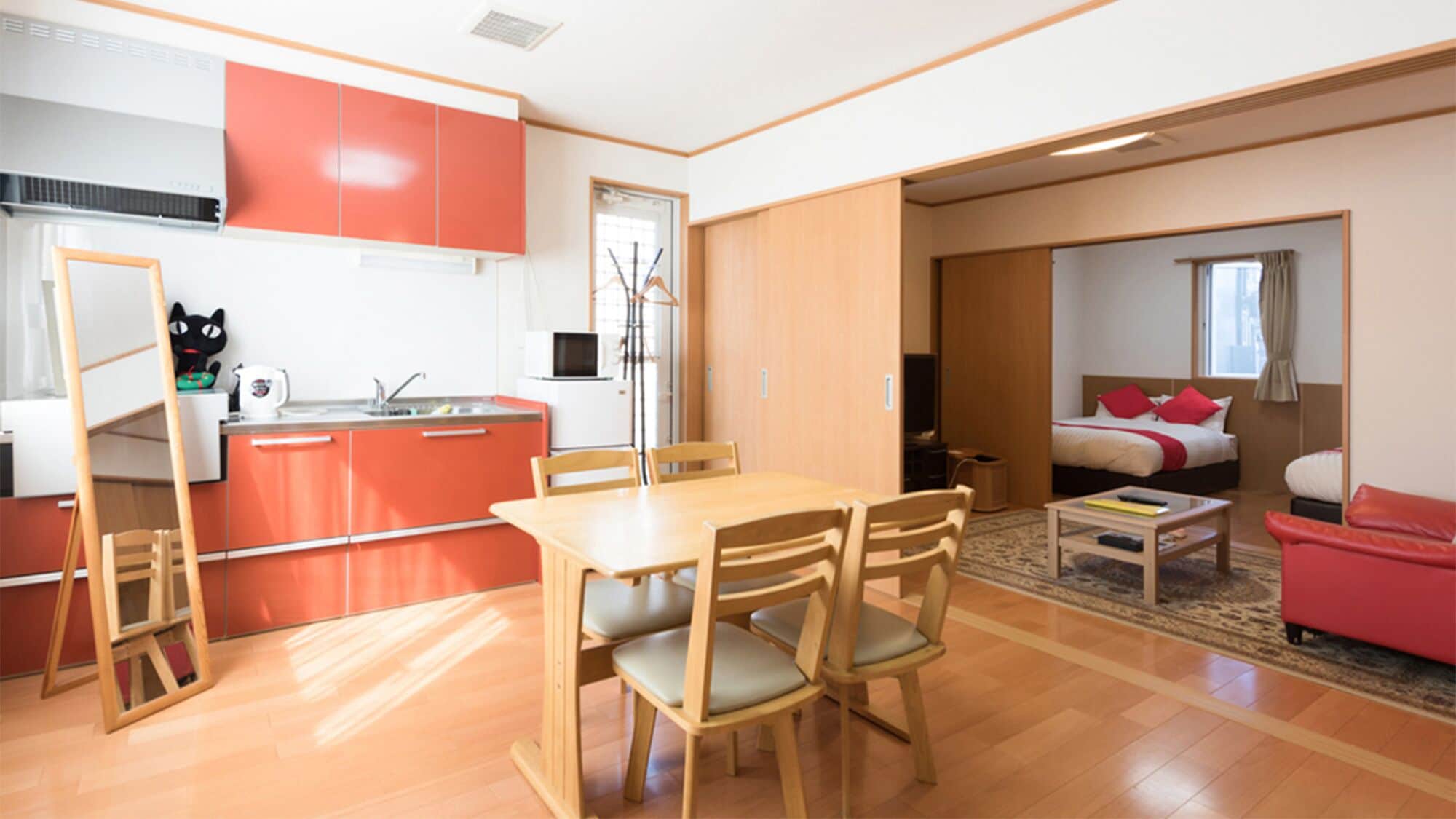 Un espacio habitable compacto con cocina, comedor y dormitorio.