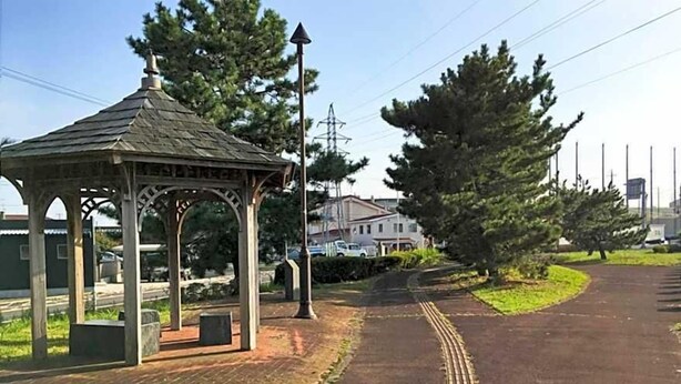 A gazebo with a roof, a paved pathway, and a row of trees. - Tama Hotel (Isinomaki)