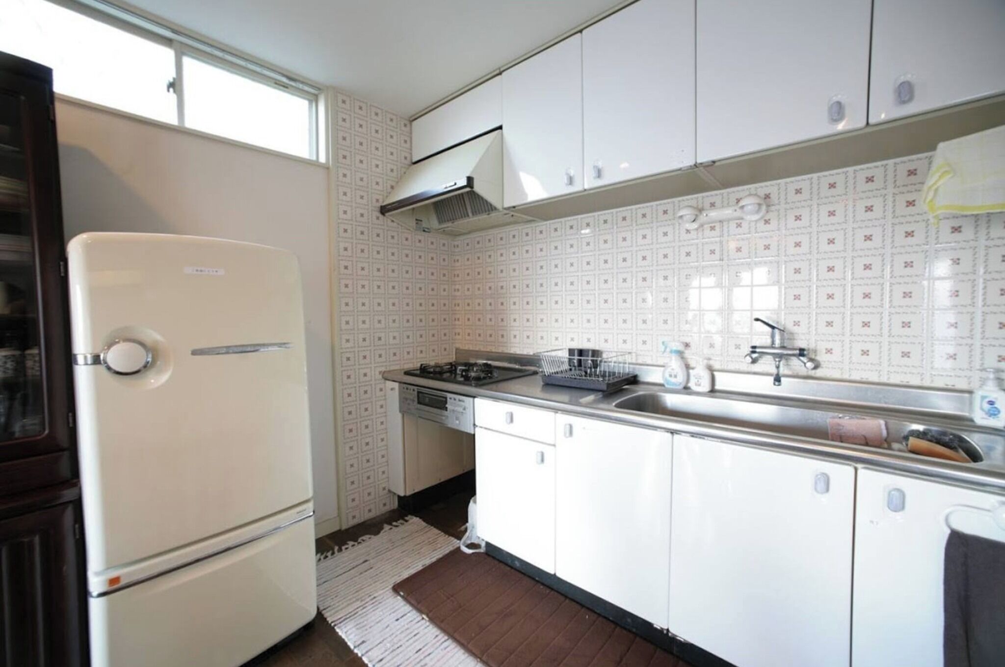 Fridge, microwave, stovetop, cookware/dishes/utensils