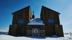 A wooden cabin with a central entrance, two side windows, and a chimney. - Higashikawa Perican (Higashikawa)
