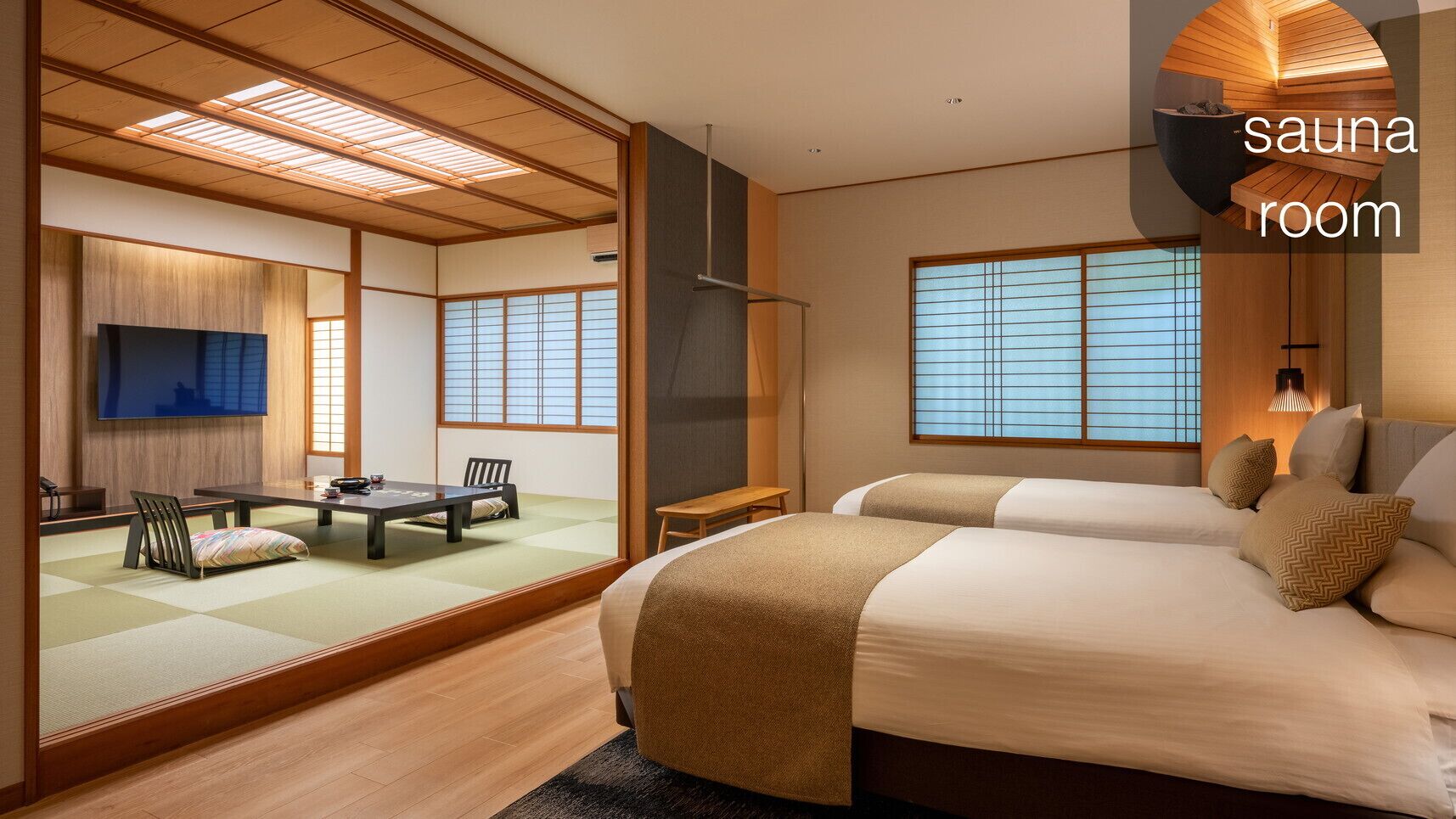 Una habitación tradicional japonesa con suelo de tatami, una mesa baja de tatami y una cama con cabecera, además de una puerta corredera.