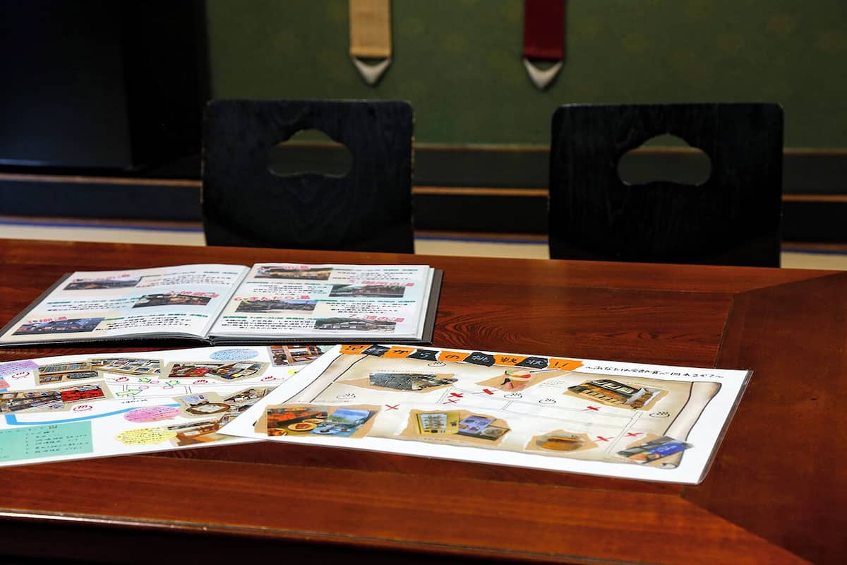 Une table en bois avec des brochures et un classeur.