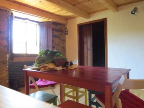 Maison, 2 chambres, balcon | Salle à manger