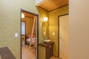 Desk, free WiFi - Yadoya Sen no Kawa (Tokyo)