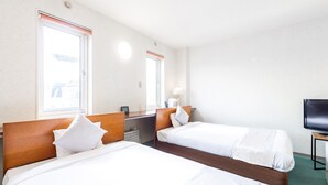 A hotel room with two single beds, a desk with a lamp, a television, and large windows. - Hotel Goro Hakodate (Hakodate)