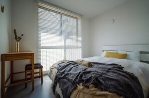 Desk, iron/ironing board - Hous_agal Onomichi (Onomichi)