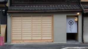 Exterior detail - Sen Toji Uomitsu (Kyoto)