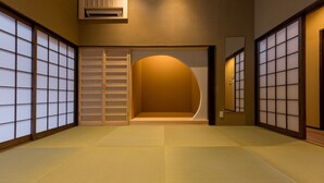Um quarto japonês tradicional com tatames, portas deslizantes e um nicho embutido.