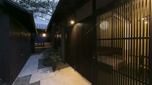 Exterior detail - Satoi Seishi Omiya Gojo (Kyoto)