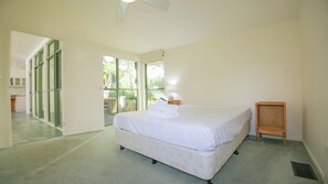 4 bedrooms, desk, iron/ironing board, free WiFi - Top Deck - Amazing views and space! (Bright)