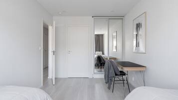 2 bedrooms, desk, iron/ironing board, WiFi
