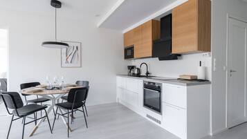 Frigorifero, microonde, forno, piano cottura