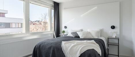 2 bedrooms, desk, iron/ironing board, WiFi