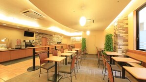 A restaurant with a counter, tables, chairs, and a television. - Washington R&B Hotel Sendai Hirose-dori Station (Sendai)