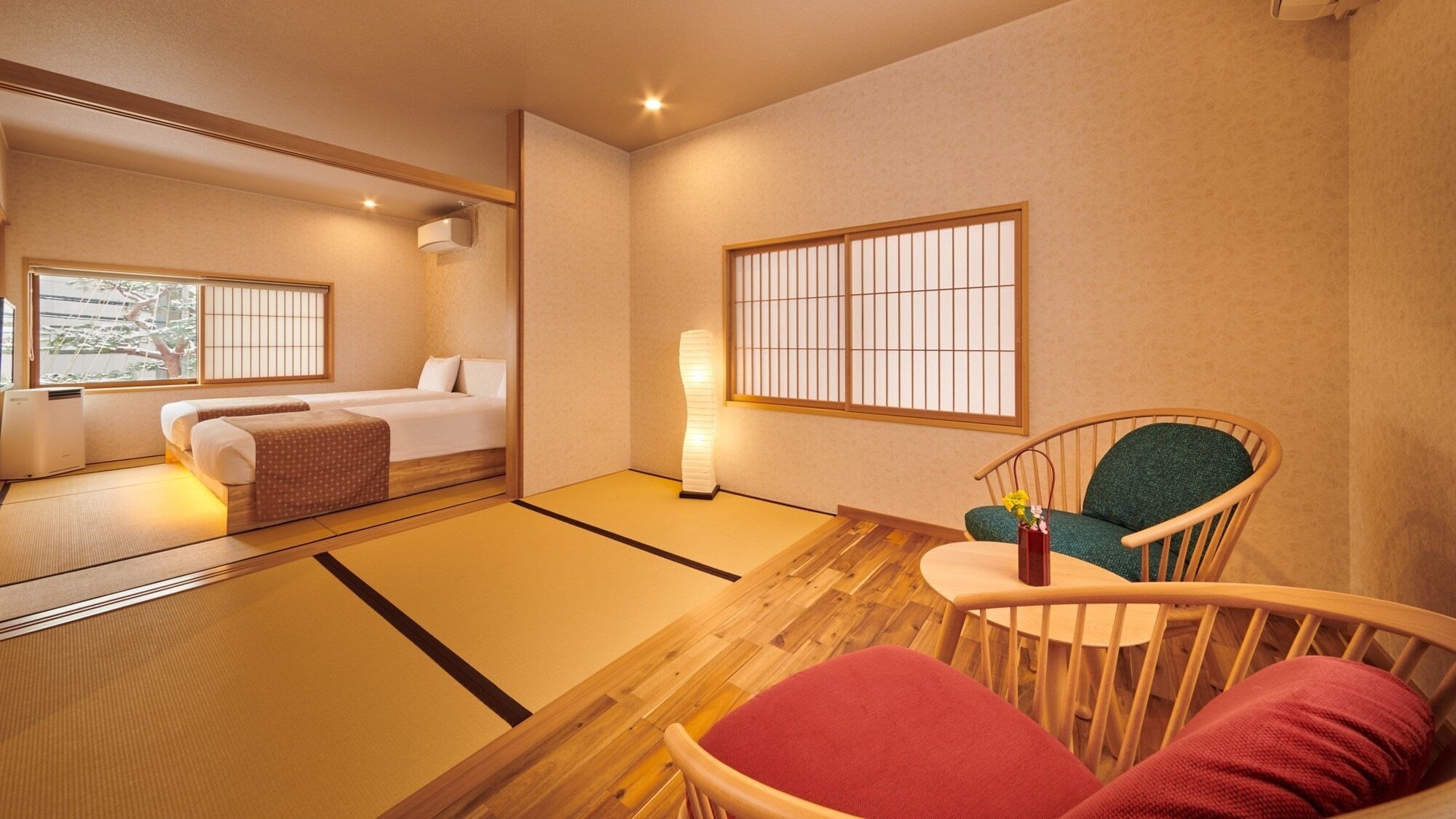 Ein traditioneller japanischer Raum mit Tatami-Boden, Futonbett, Shoji-Schirm und einem Holzstuhl mit Kissen.