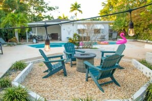 House - Ocean Breeze Bungalow 4BR 2BA W Pool (Hollywood)