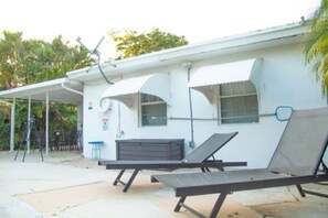 House - Ocean Breeze Bungalow 4BR 2BA W Pool (Hollywood)