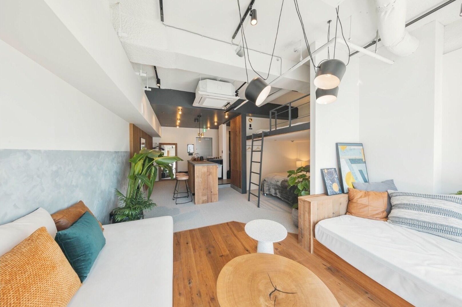 Un interior moderno con sala de estar, cocina y espacio para dormir.