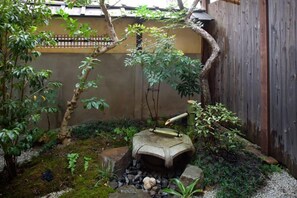 Property grounds - Demizu Machiya (Kyoto)