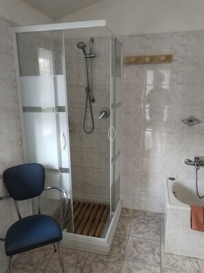 Regadera, secadora de cabello, bidet, toallas 