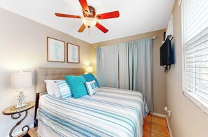 Room - Moonraker #5 - Charming 1bed/1bath - Charming 1bed/1bath condo (Gulf Shores)