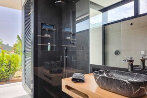 Dusche, Haartrockner, Bidet, Handtücher