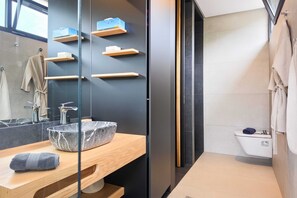 Dusche, Haartrockner, Bidet, Handtücher